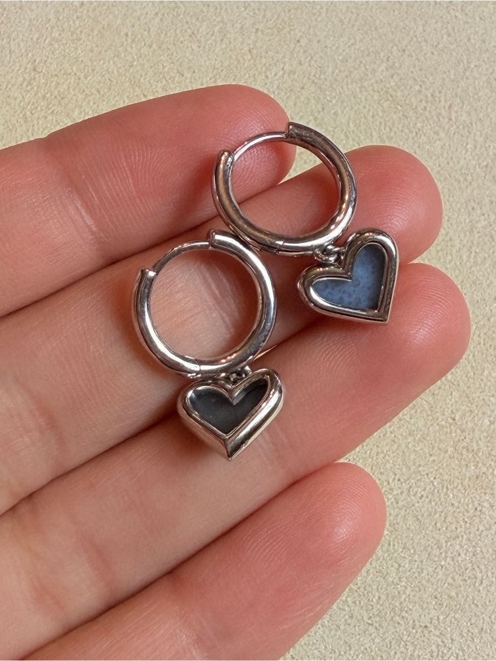 Kendra Scott Ari Heart Silver Huggie Earrings in Platinum Drusy - Picture 5 of 7